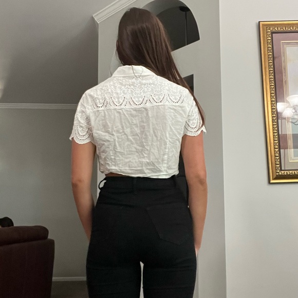 EUC White See Through Detail Button Up Collar Front Tie Crop Top - Picture 3 of 4